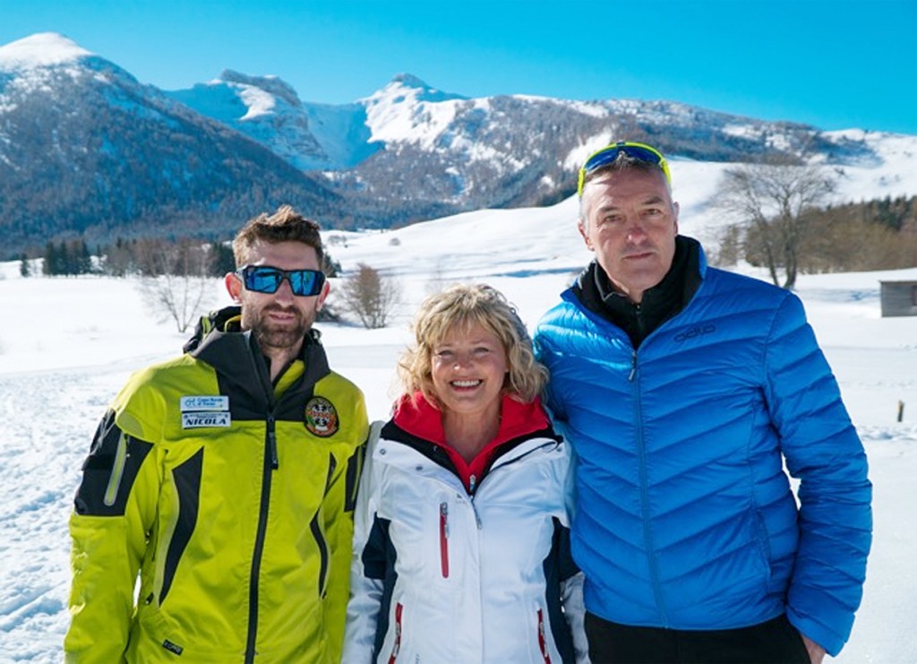 Elda Verones (al centro) con il direttore di gara Giuseppe Ploner (giacca azzurra) e il direttore di percorso Nicola Fruner